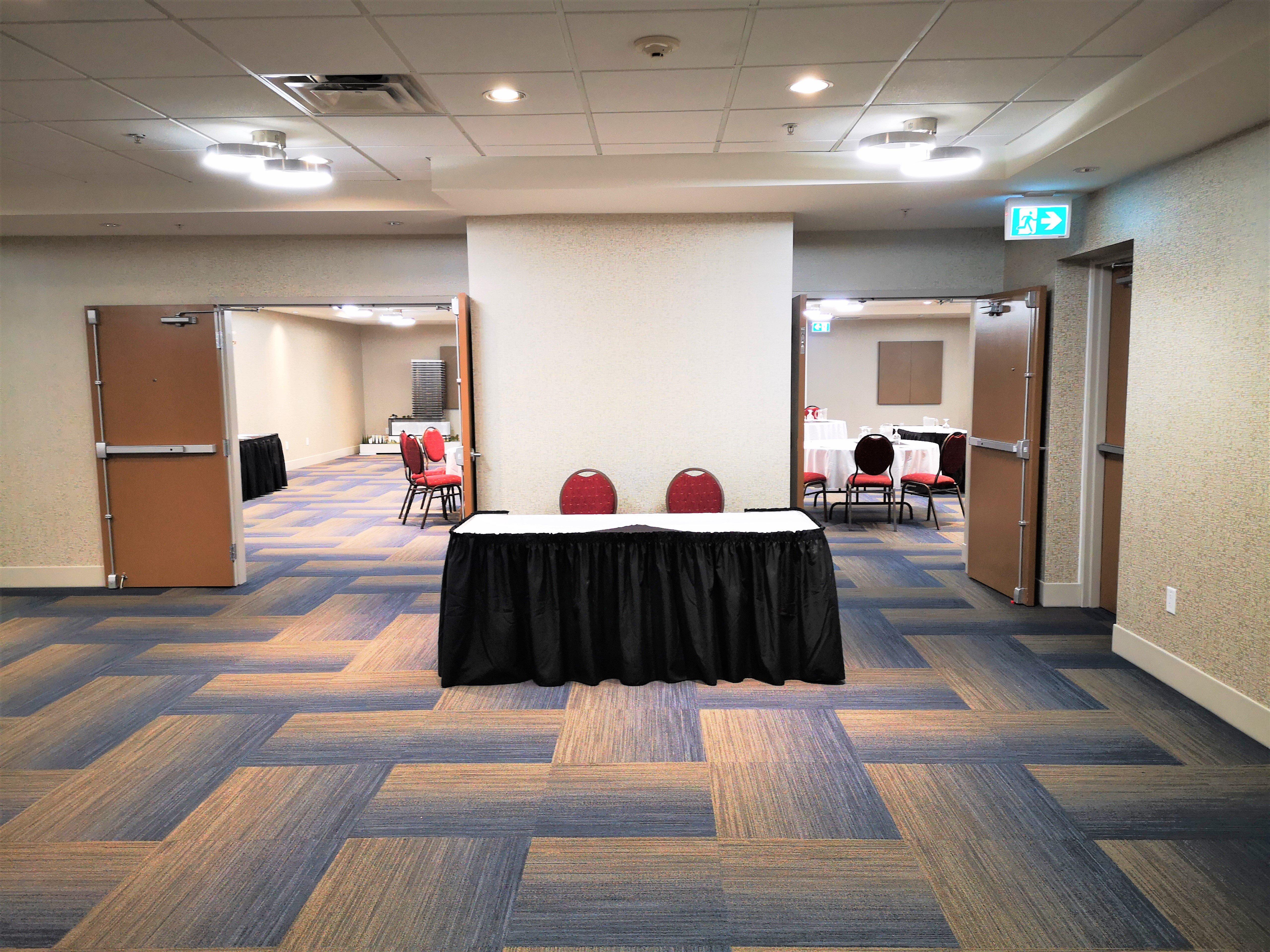 Holiday Inn Express And Suites Surrey By Ihg Luaran gambar