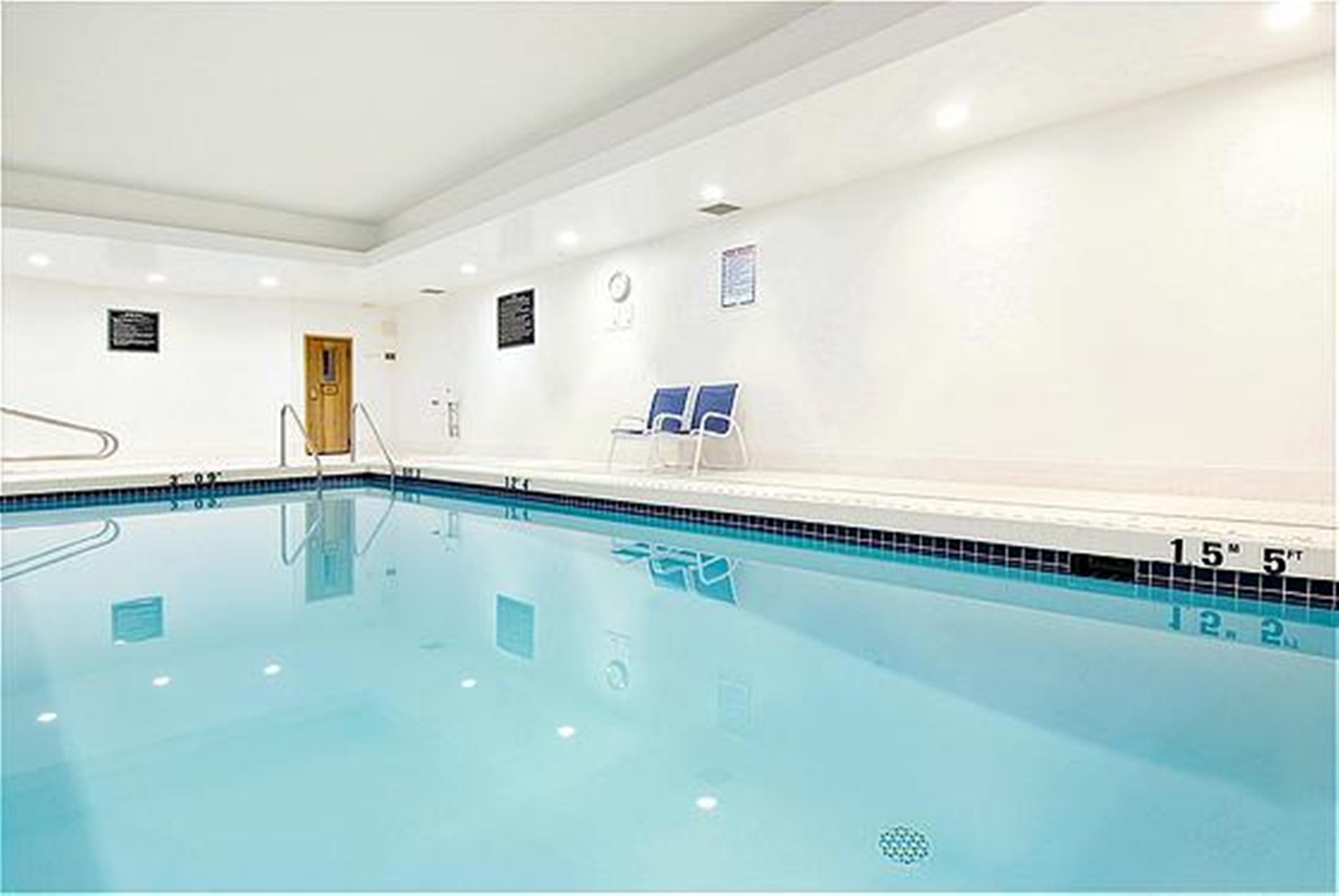 Holiday Inn Express And Suites Surrey By Ihg Luaran gambar