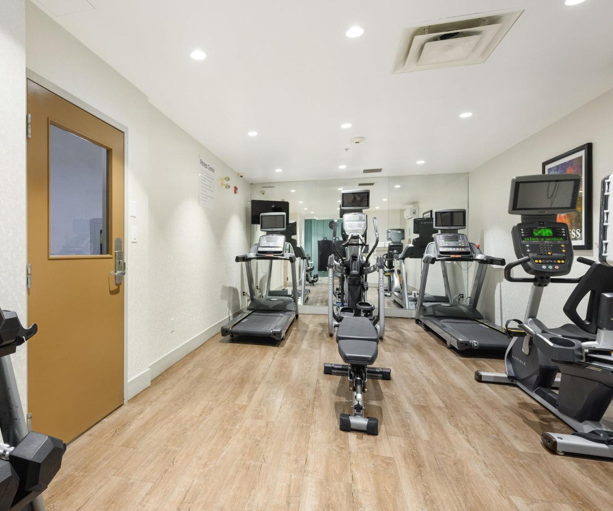 Holiday Inn Express And Suites Surrey By Ihg Luaran gambar