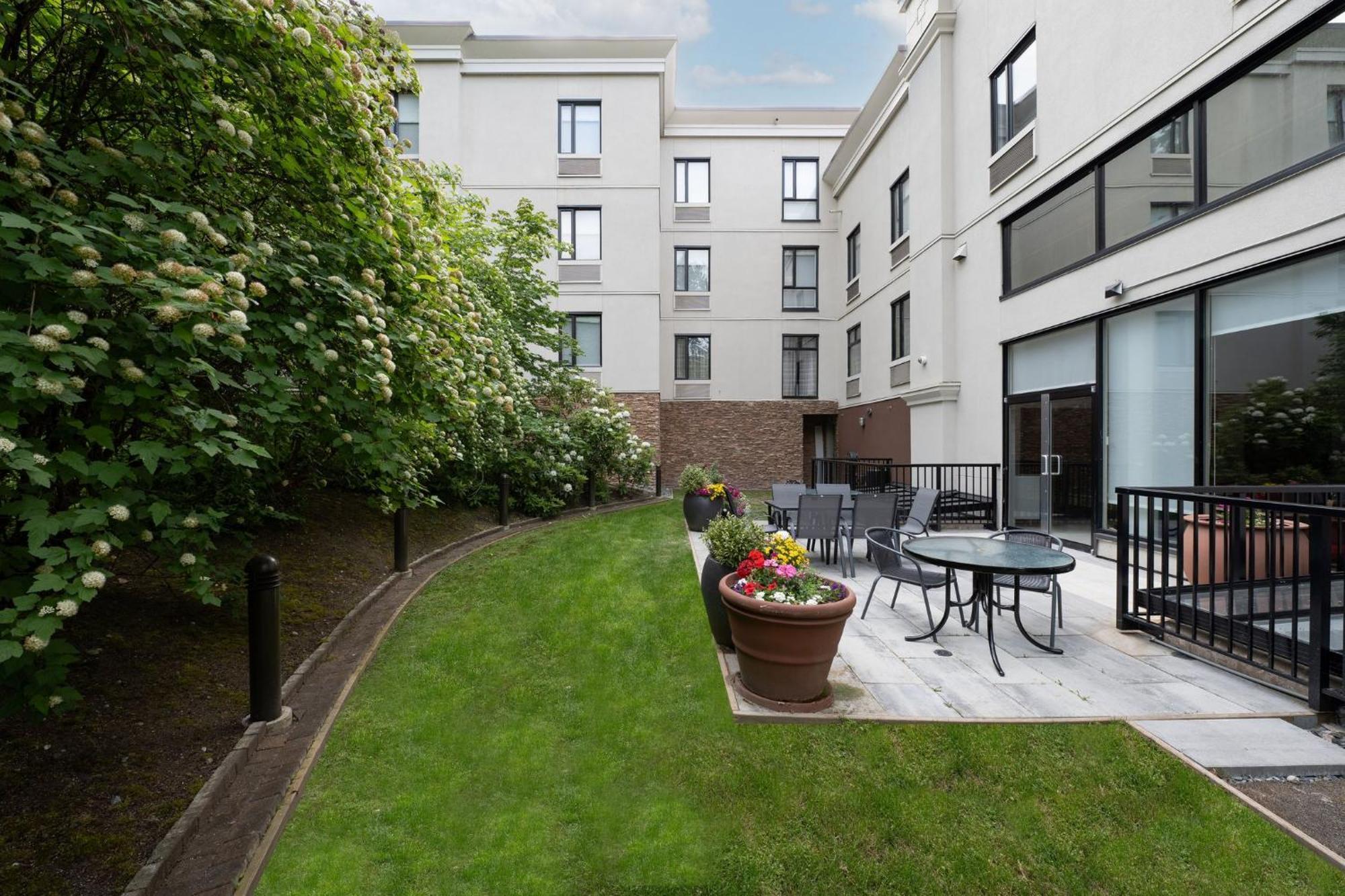 Holiday Inn Express And Suites Surrey By Ihg Luaran gambar