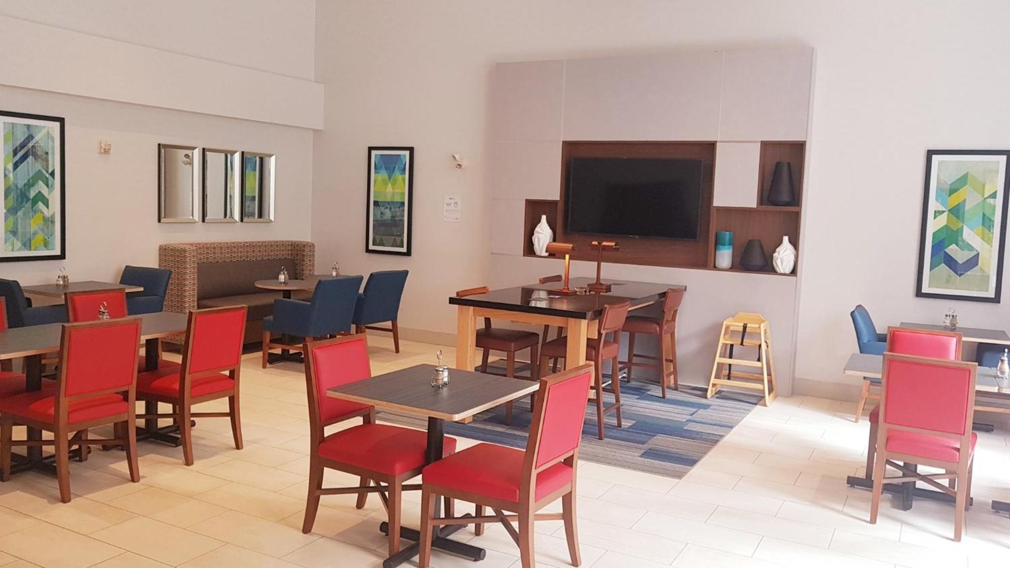 Holiday Inn Express And Suites Surrey By Ihg Luaran gambar