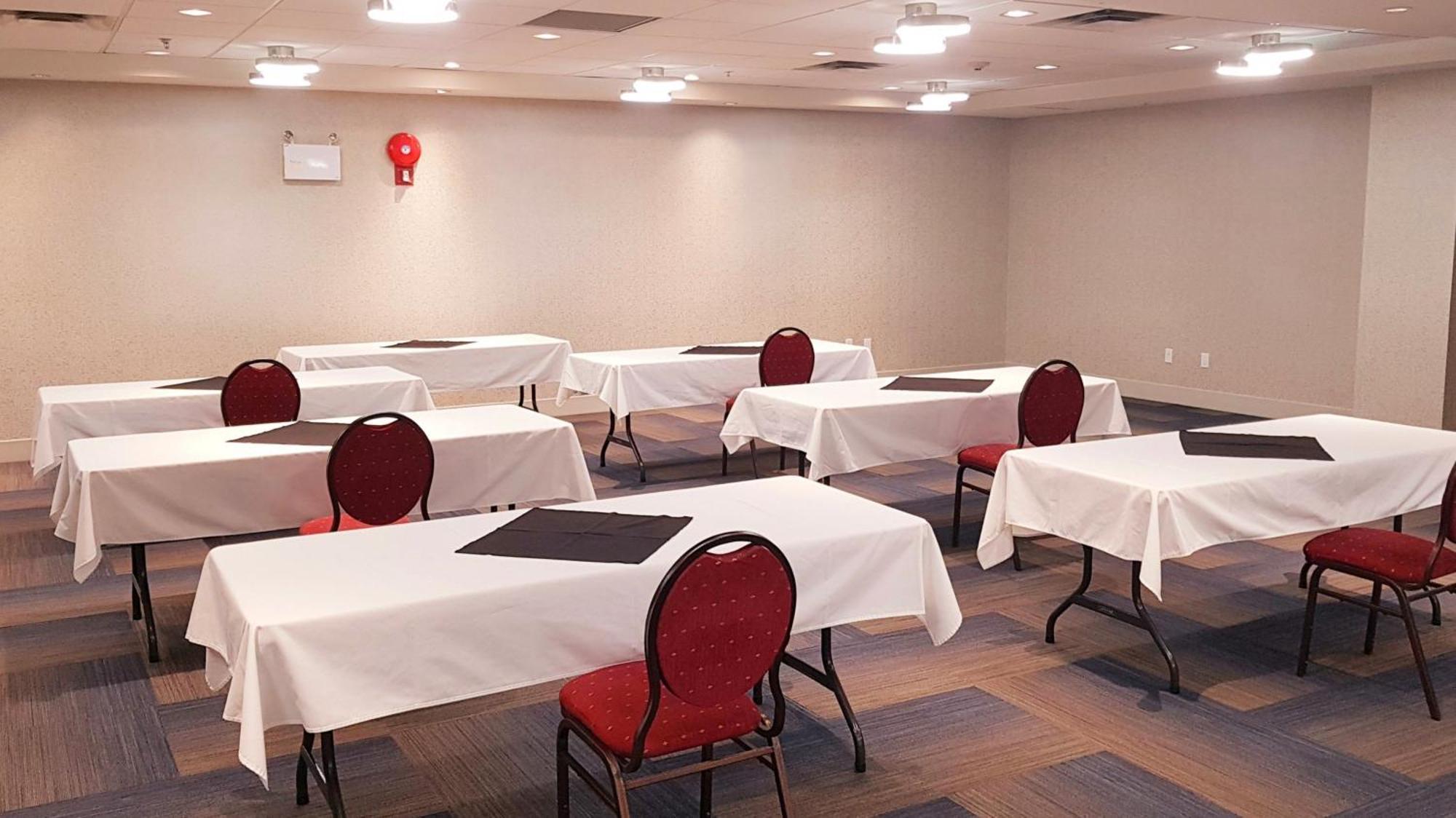 Holiday Inn Express And Suites Surrey By Ihg Luaran gambar
