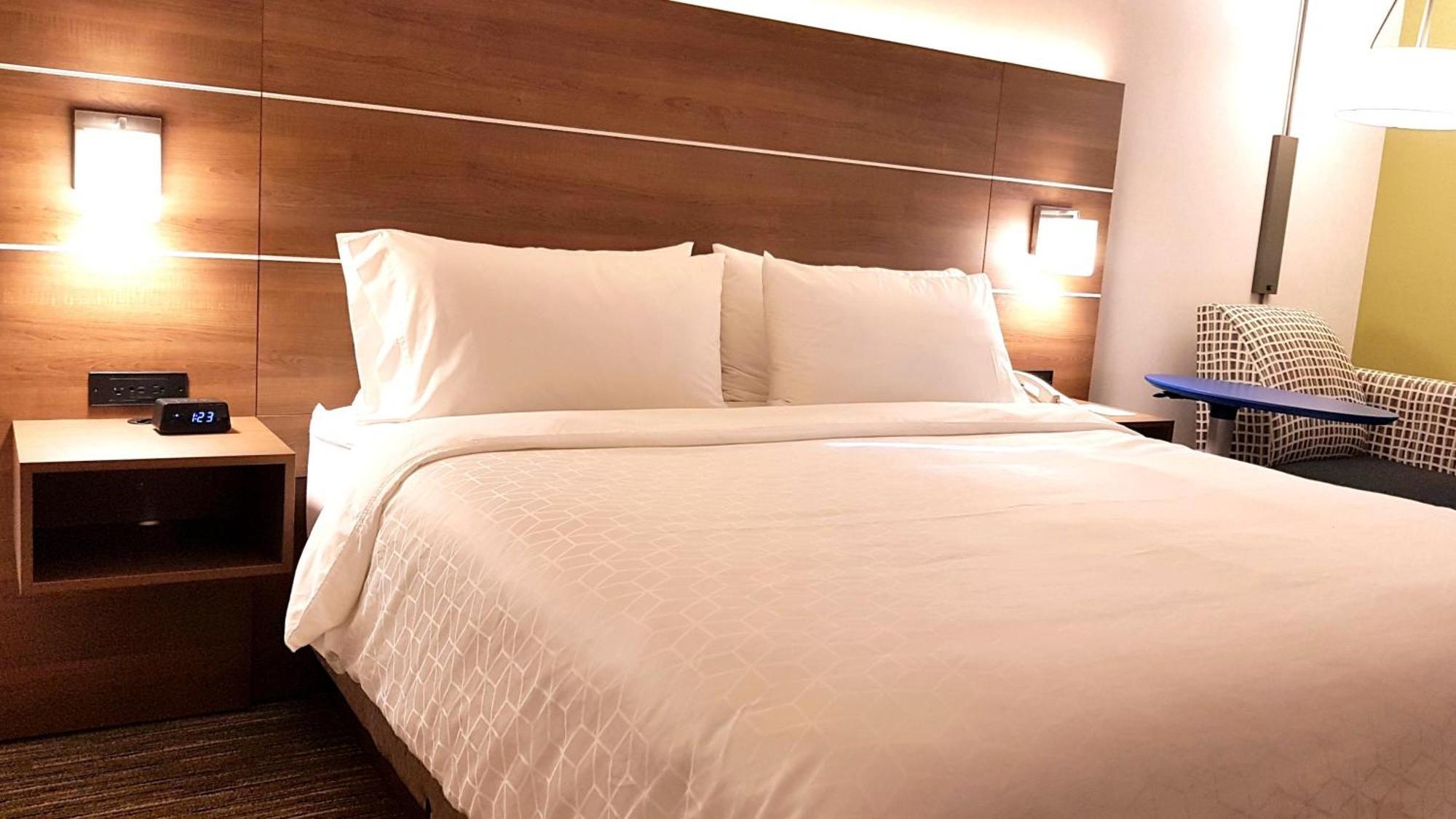 Holiday Inn Express And Suites Surrey By Ihg Luaran gambar