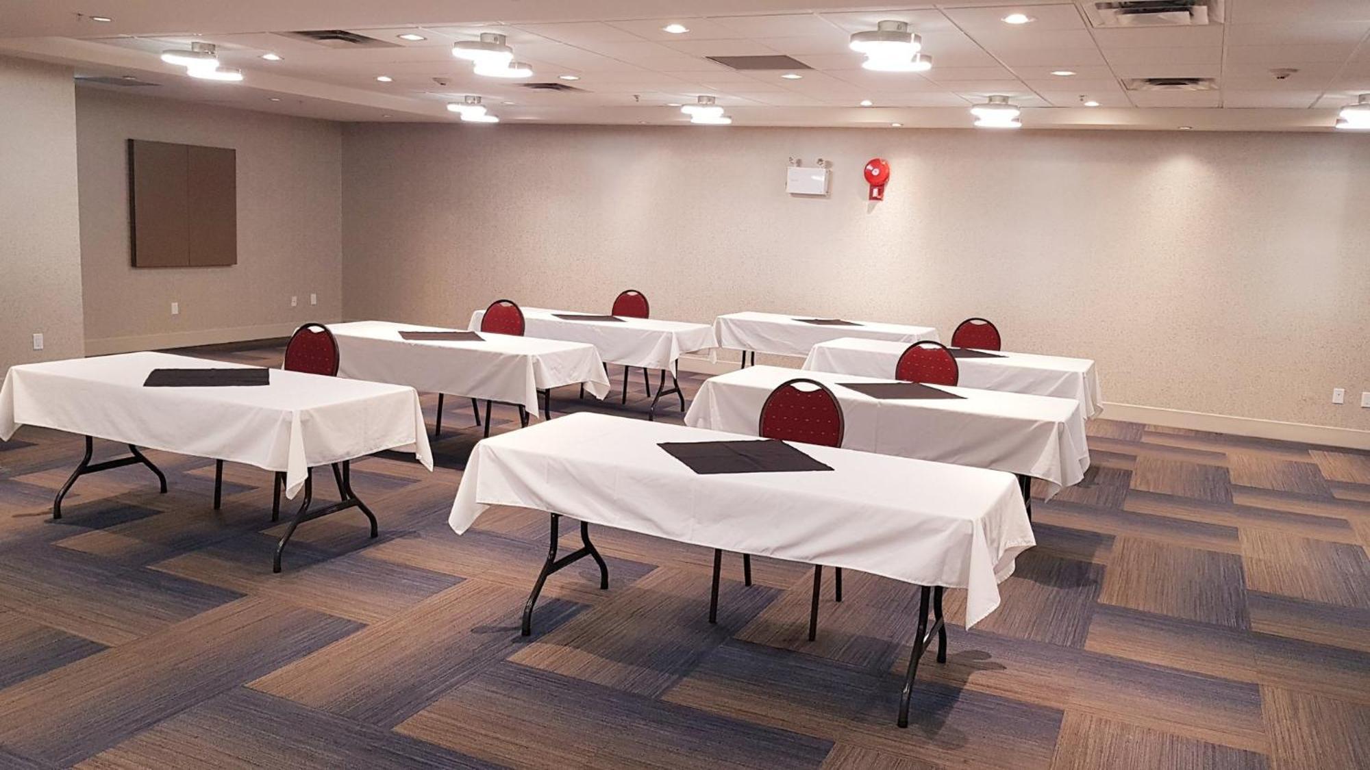 Holiday Inn Express And Suites Surrey By Ihg Luaran gambar