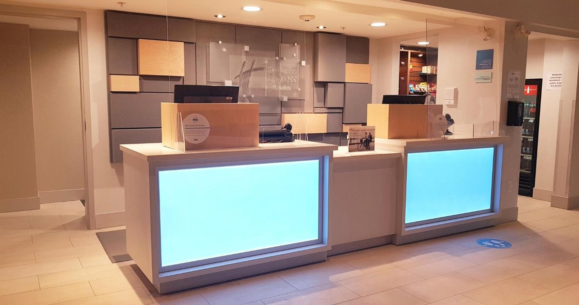 Holiday Inn Express And Suites Surrey By Ihg Luaran gambar