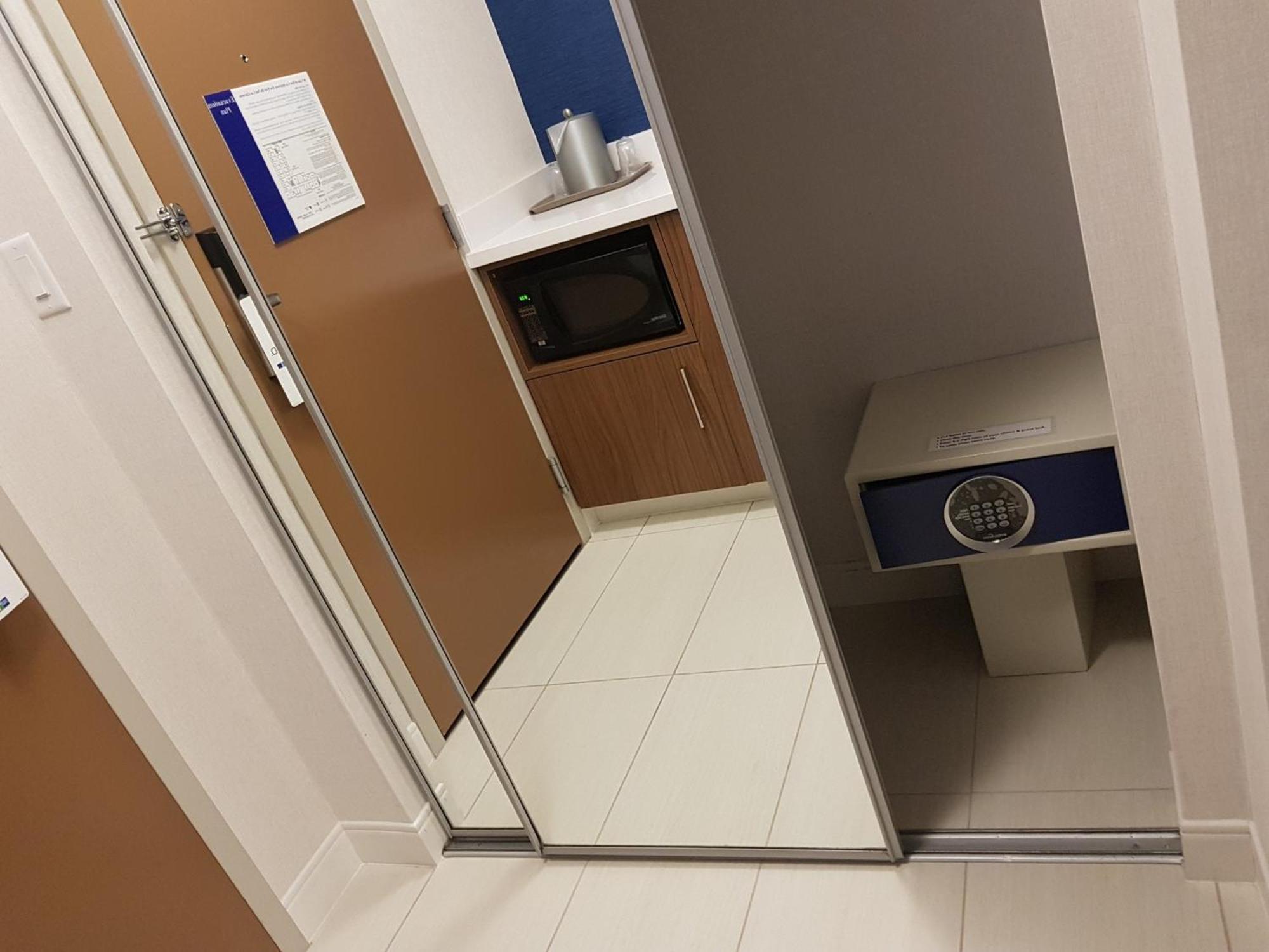 Holiday Inn Express And Suites Surrey By Ihg Luaran gambar