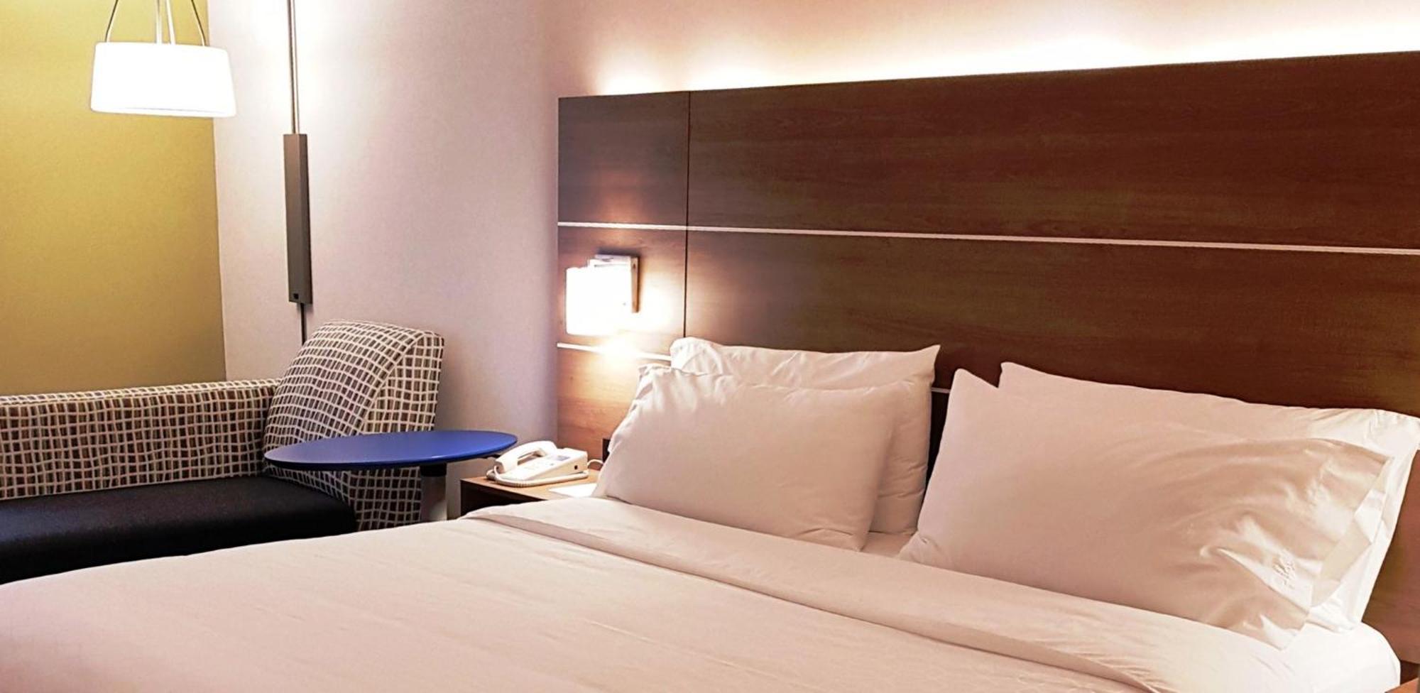 Holiday Inn Express And Suites Surrey By Ihg Luaran gambar