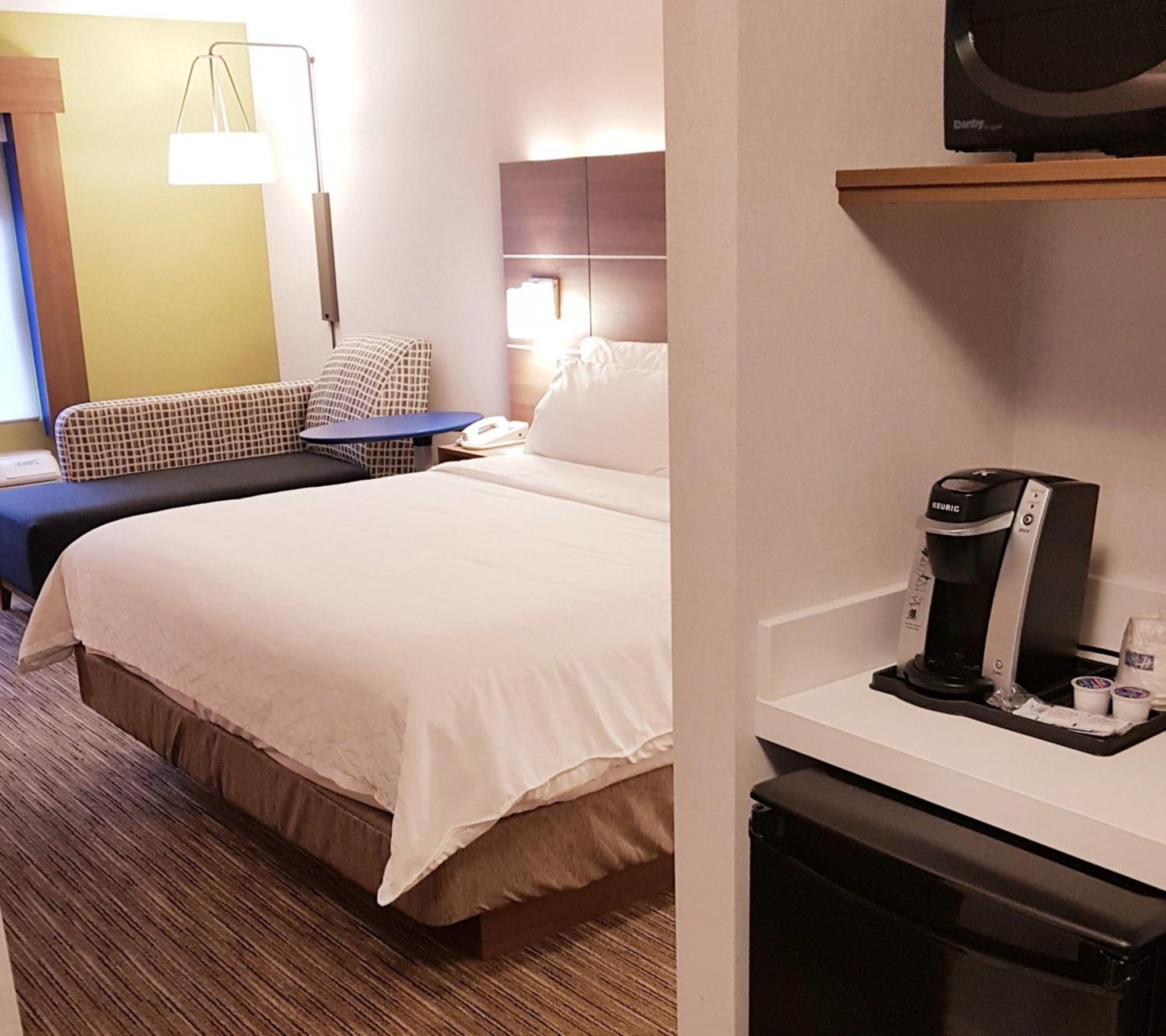 Holiday Inn Express And Suites Surrey By Ihg Luaran gambar