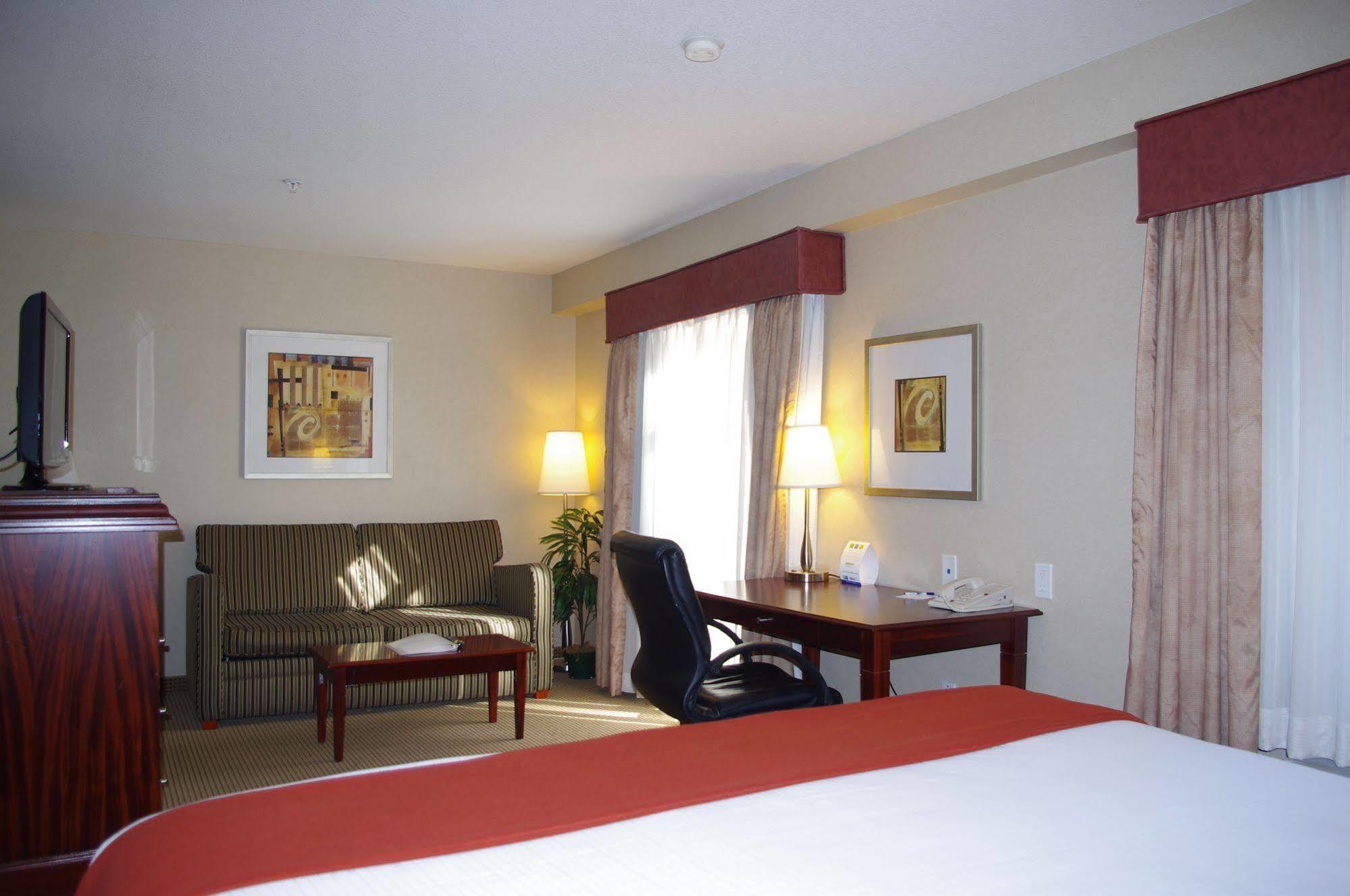 Holiday Inn Express And Suites Surrey By Ihg Luaran gambar