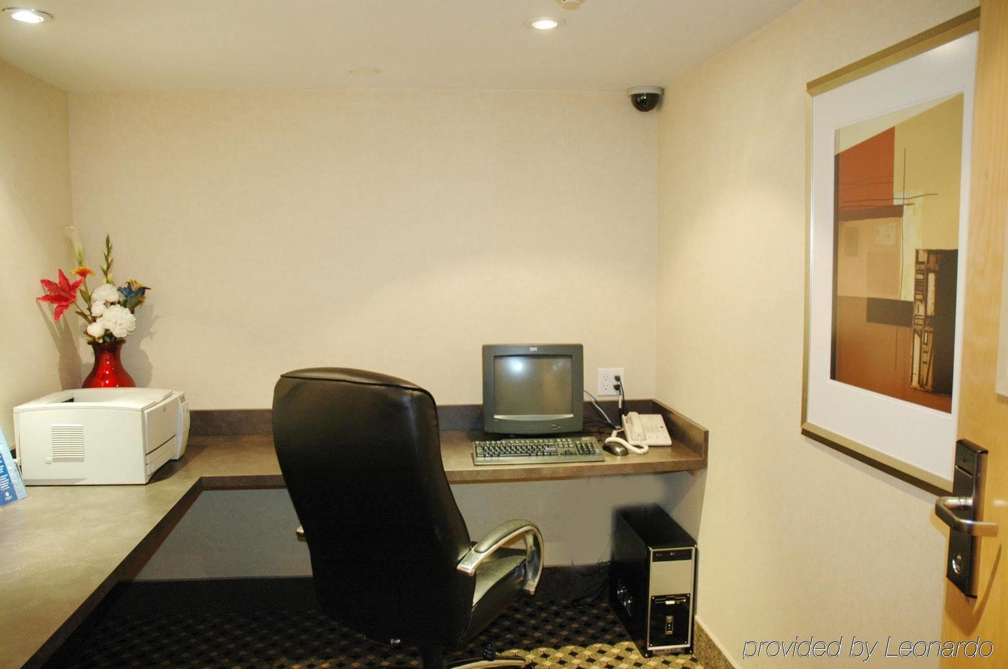 Holiday Inn Express And Suites Surrey By Ihg Luaran gambar
