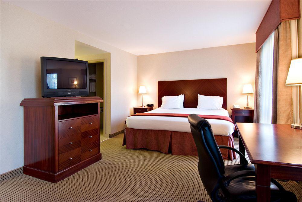 Holiday Inn Express And Suites Surrey By Ihg Bilik gambar